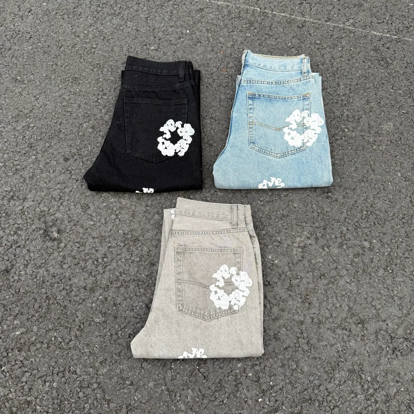 #8197 P220💰 DENIM TEARS Kapok American niche brand printed washed straight jeans. Produced by a major washed factory. Full of high-end feel. Knee part destroyed design with patchwork design. Already used as facade design. Leather waist nameplate. The focus of this style is not on washing, but on the destroyed shape and version. The secret lies in the craftsmanship of the master. The cost of post-production grinding, machining, knife cutting, etc. is far beyond comparison with assembly line products. Color: black, blue, gray. Size: 28-36 (corresponding to S-XXL)